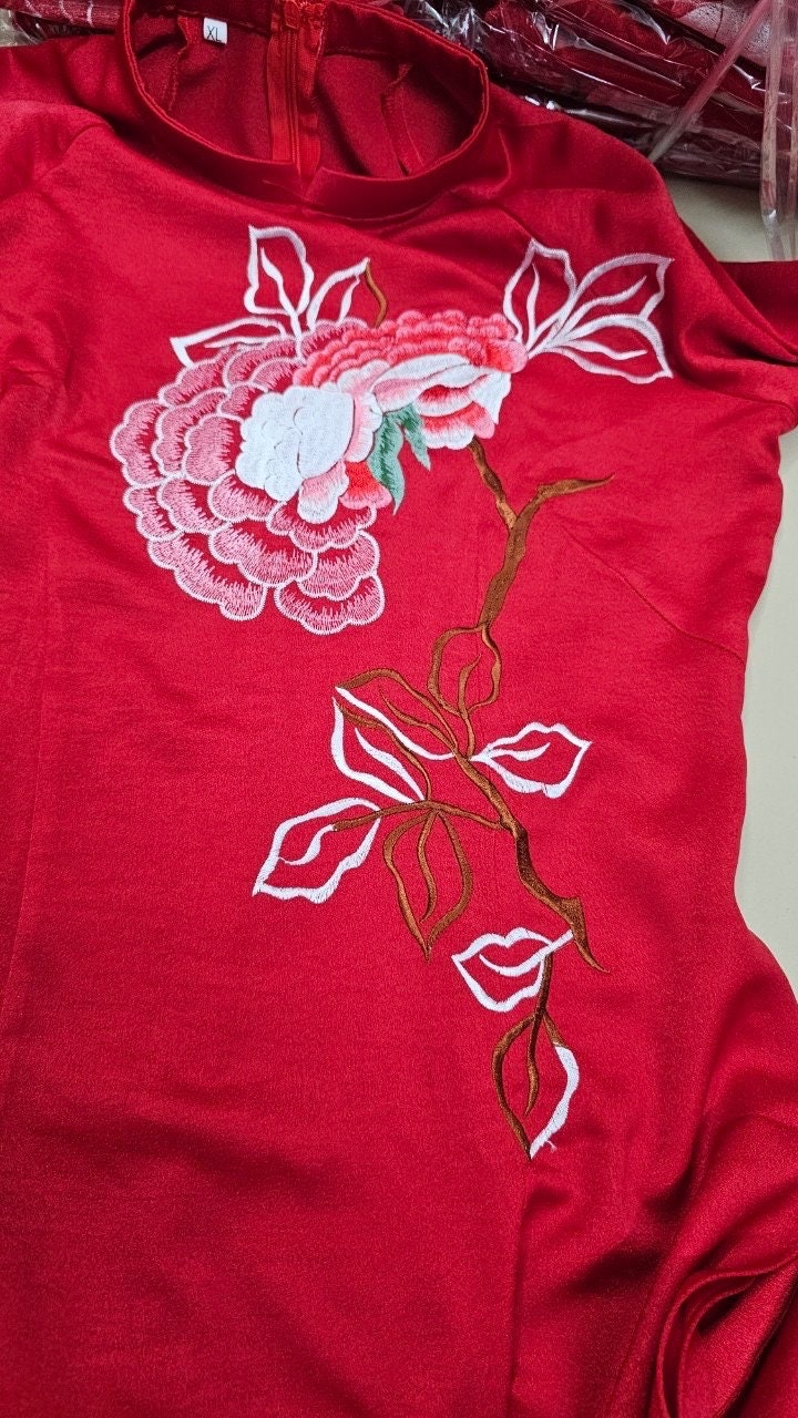 Vietnamese traditionanl áo dài with Floral embroidery