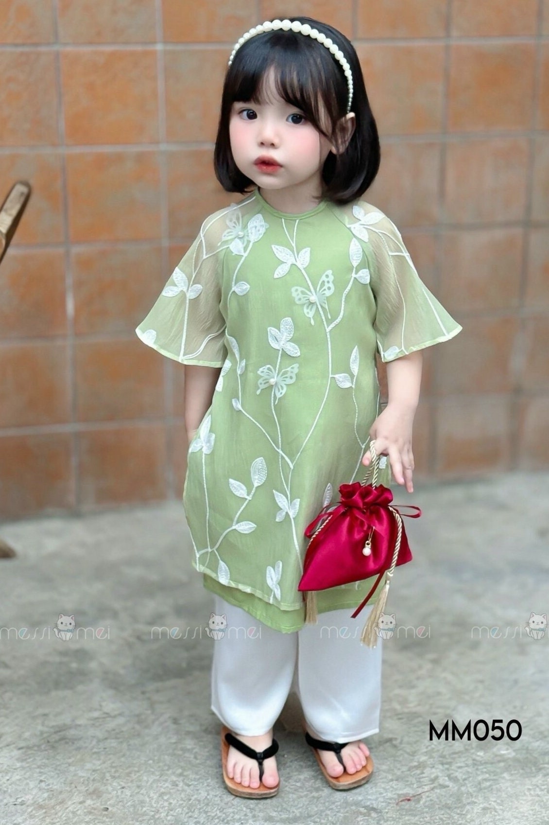 Vietnamese áo dài for girls- Ao dai cach tan