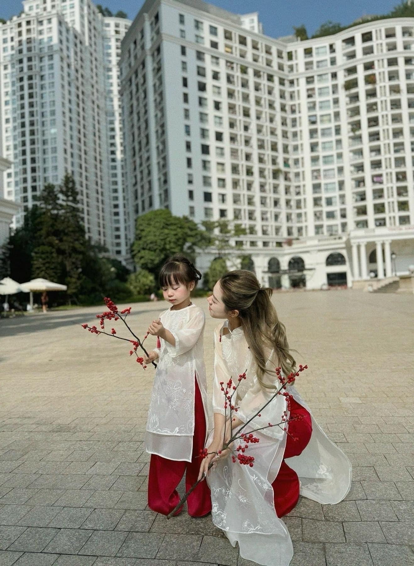 Women and kid ao dai- Ao dai cach tan- Mom and kid matching