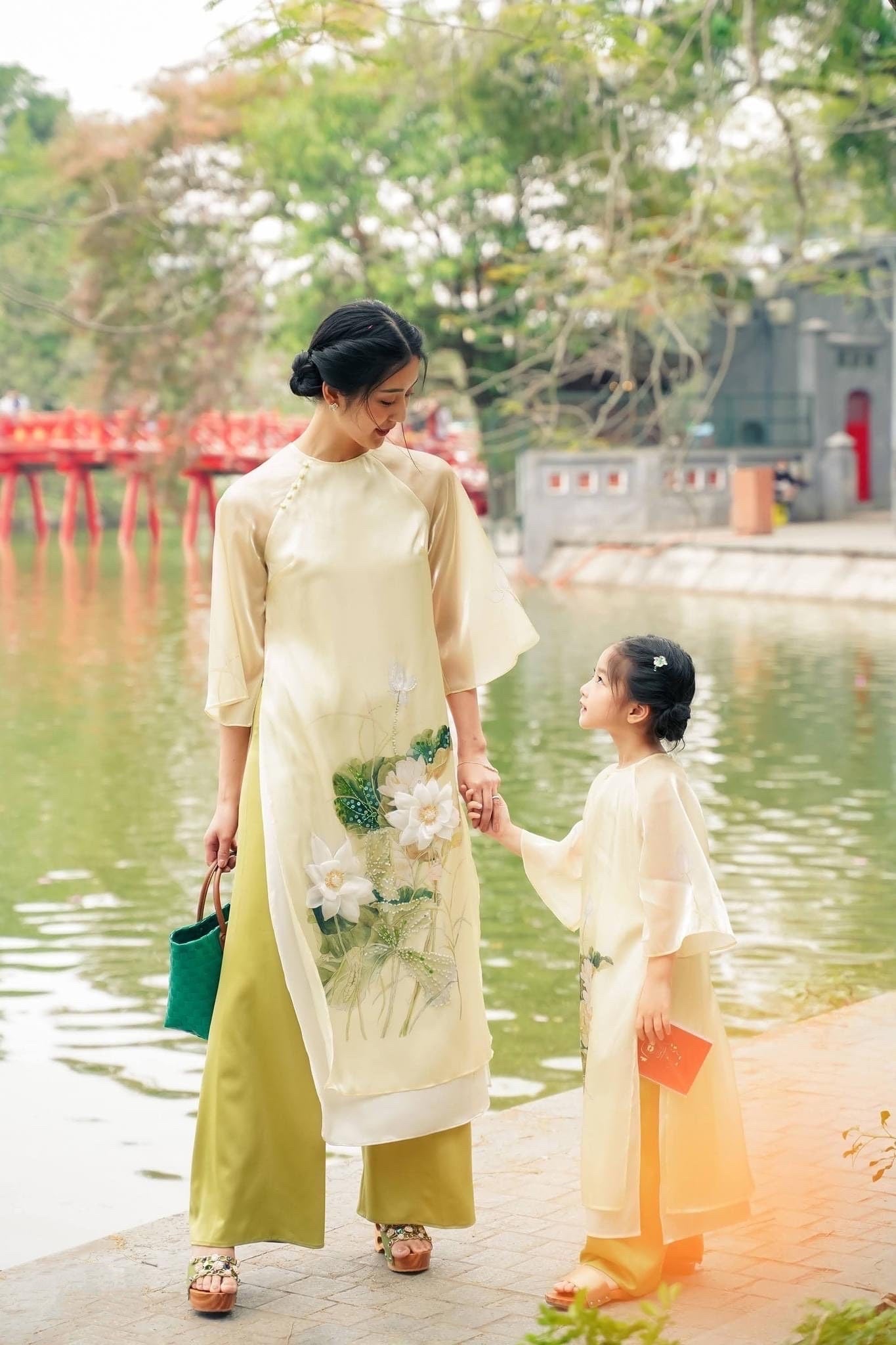 Women and kid ao dai- Ao dai cach tan- Mom and kid matching