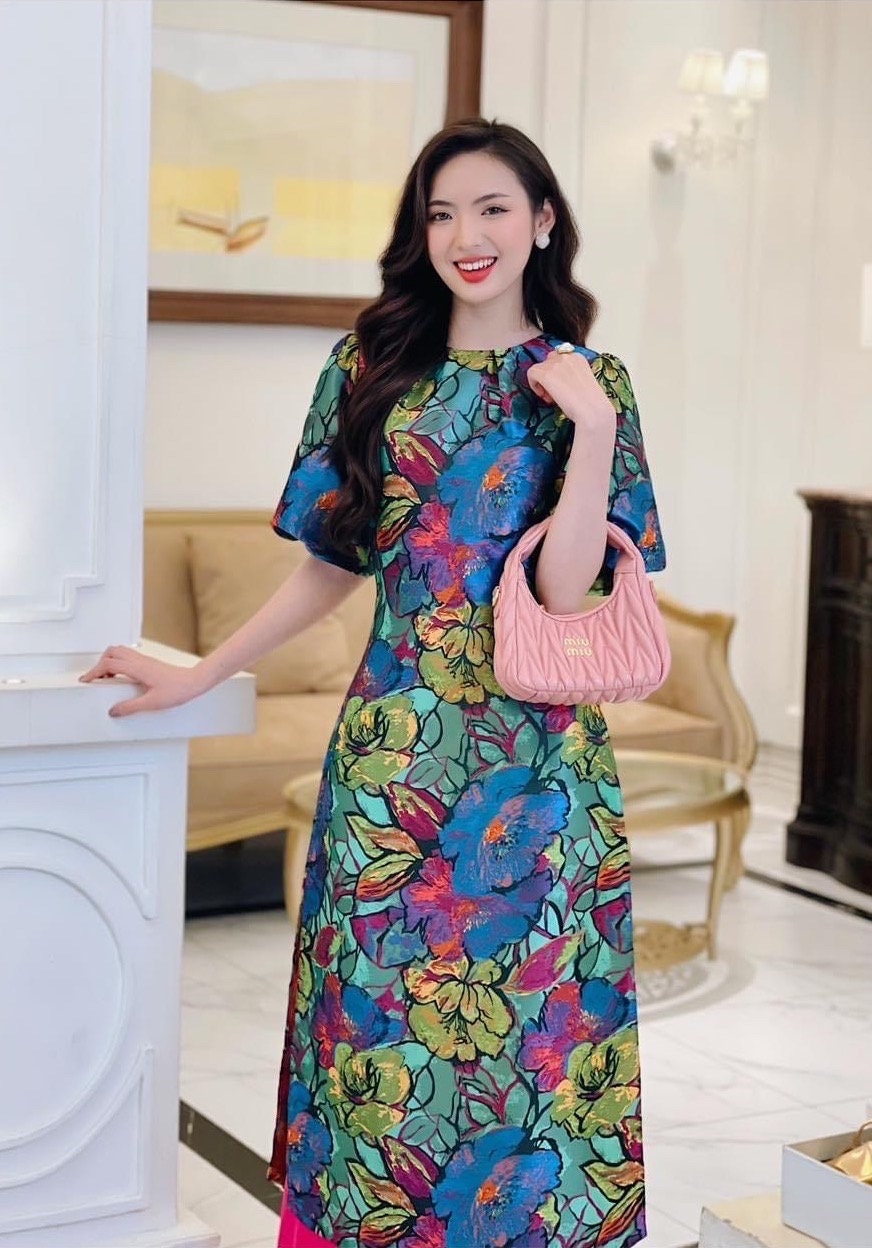 Modern ao dai with floral patterns- Ao dai cach tan- Vietnamese traditional dress for women