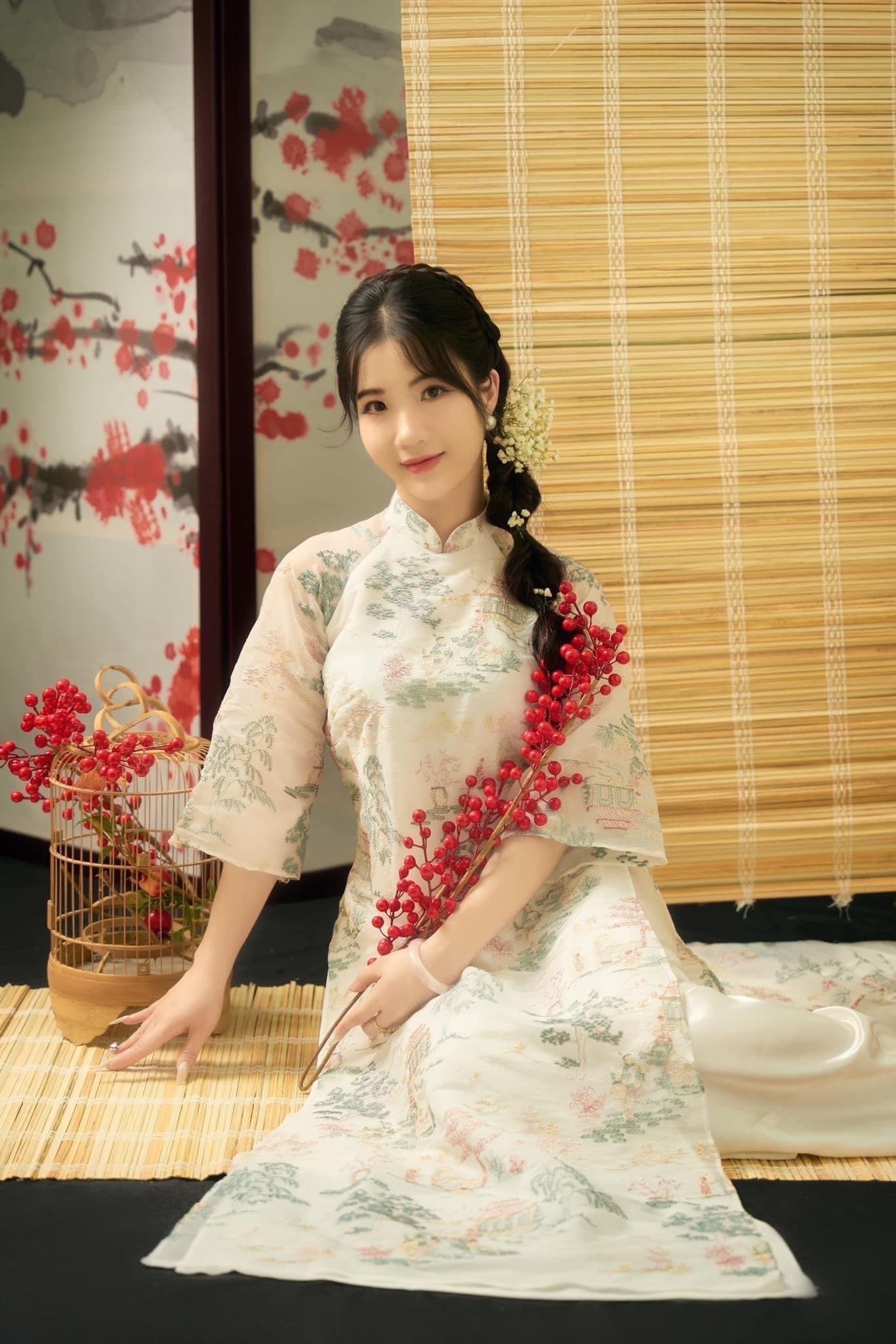 Vietnamese embroidered ao dai for women- Ao dai cach tan