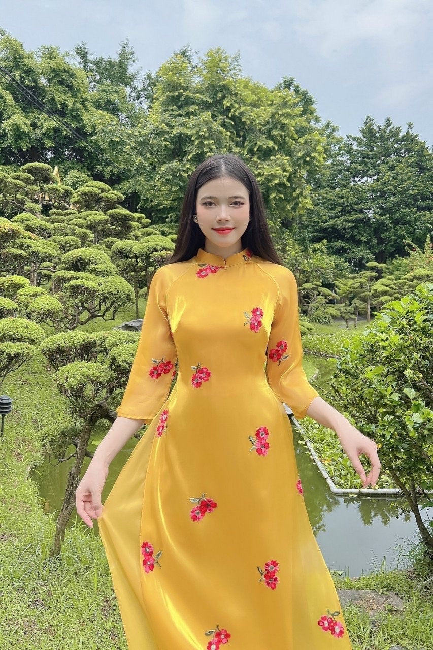 Vietnamese embroidered áo dài - Ao dai cach tan