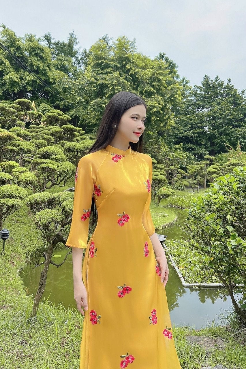 Vietnamese embroidered áo dài - Ao dai cach tan