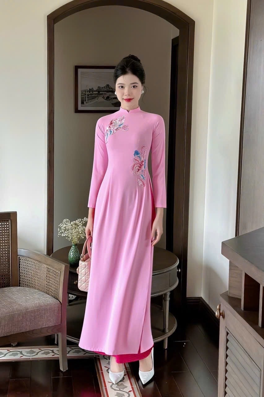 Vietnamese silk áo dài with Floral embroidery