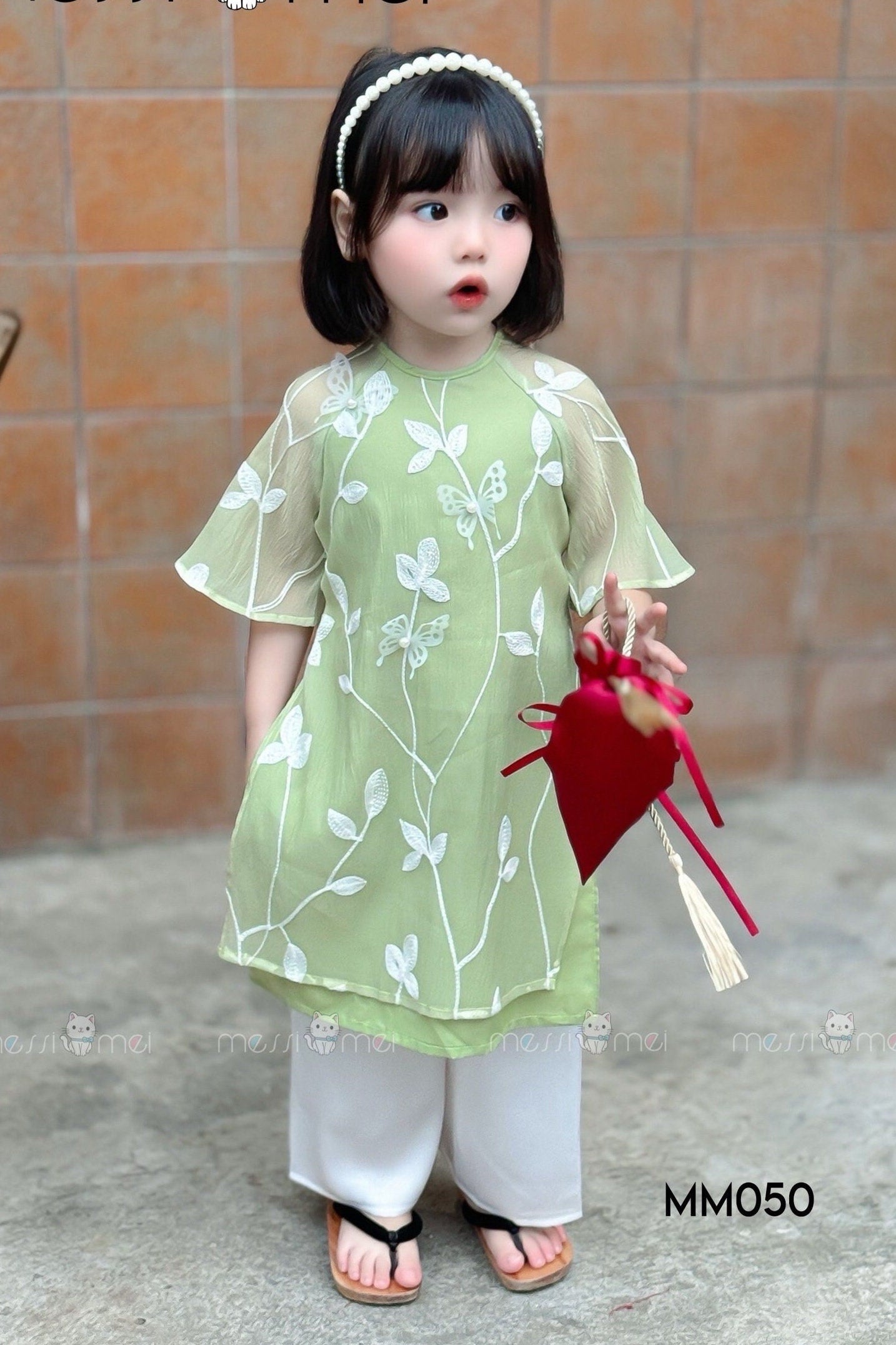 Vietnamese áo dài for girls- Ao dai cach tan