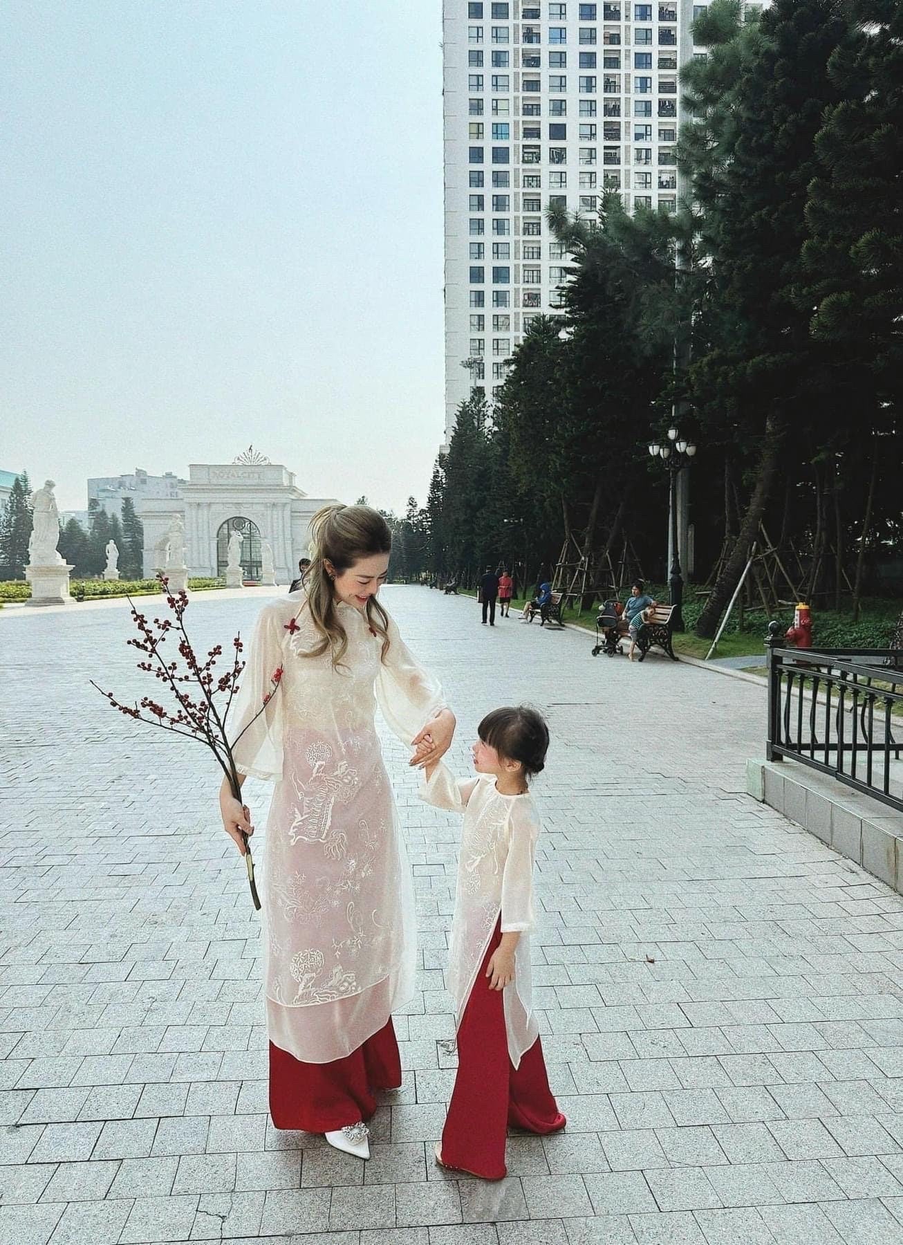 Women and kid ao dai- Ao dai cach tan- Mom and kid matching