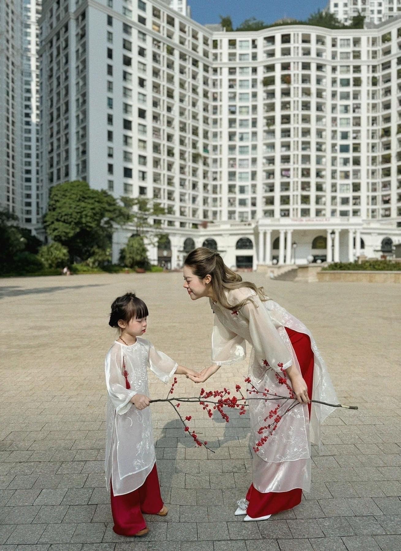 Women and kid ao dai- Ao dai cach tan- Mom and kid matching