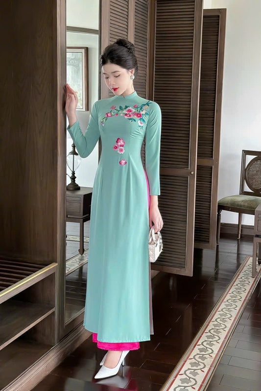 Vietnamese embroidered silk Ao dai - Ao dai cach tan