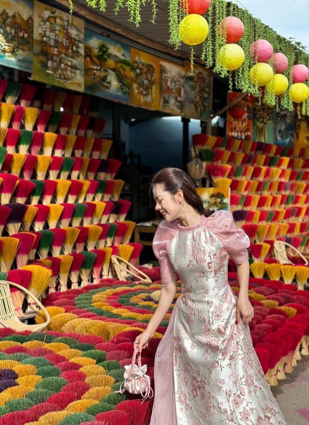 Vietnamese modern Ao dai - Ao dai cach tan