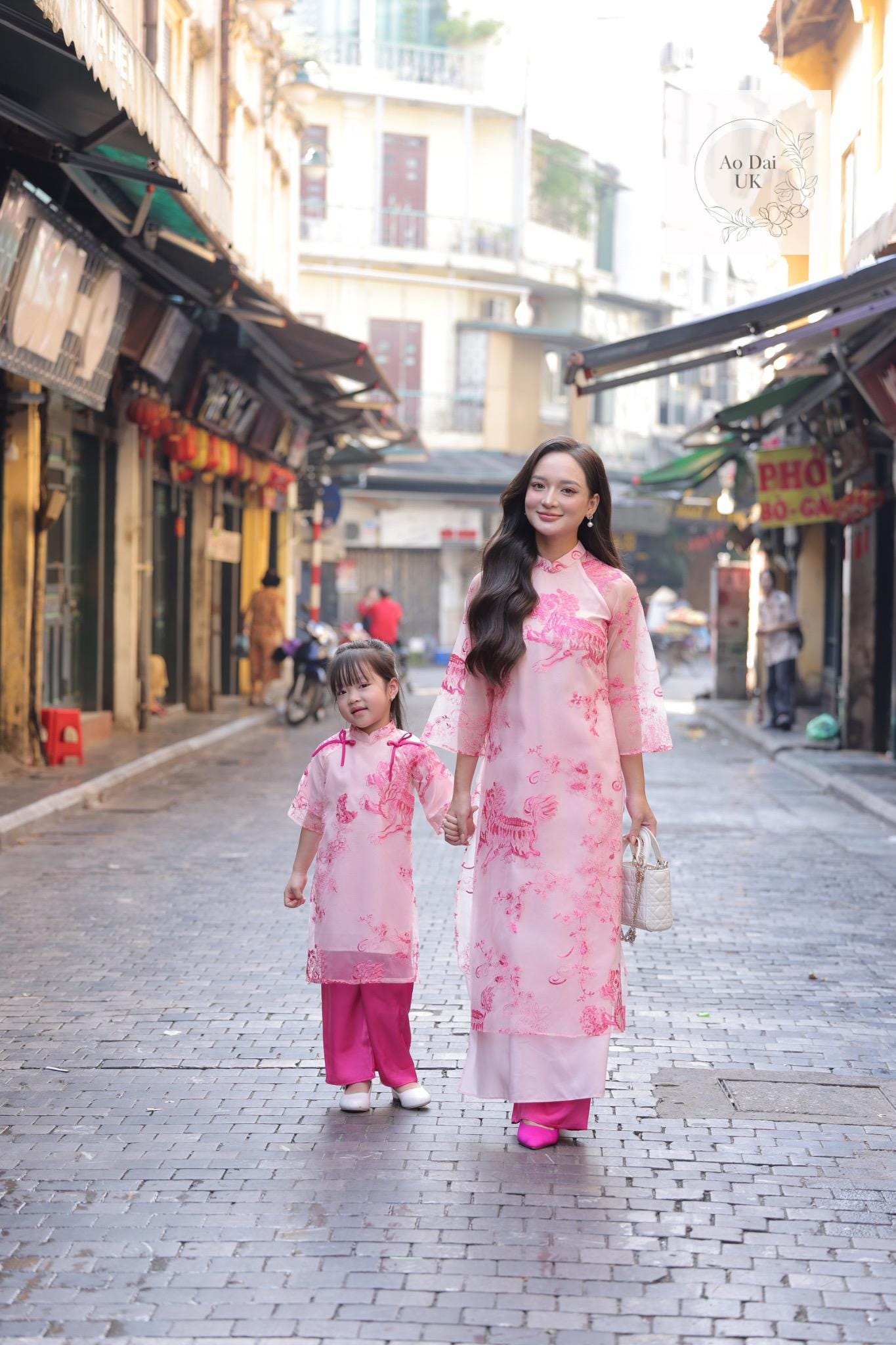 Women and kid matching áo dài- Ao dai cach tan