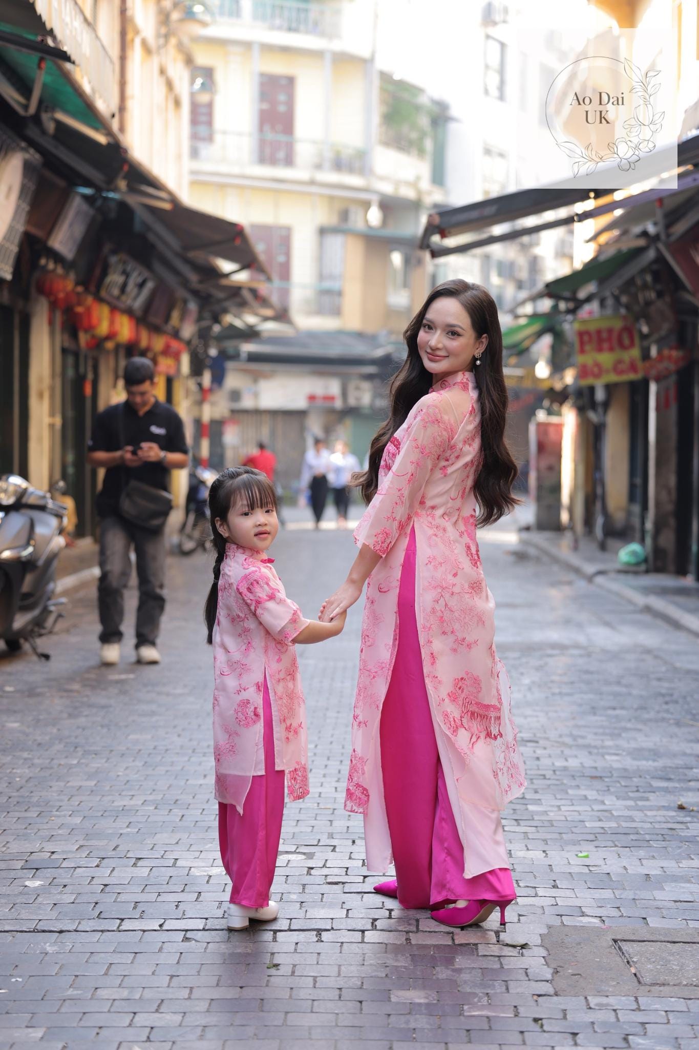 Women and kid matching áo dài- Ao dai cach tan