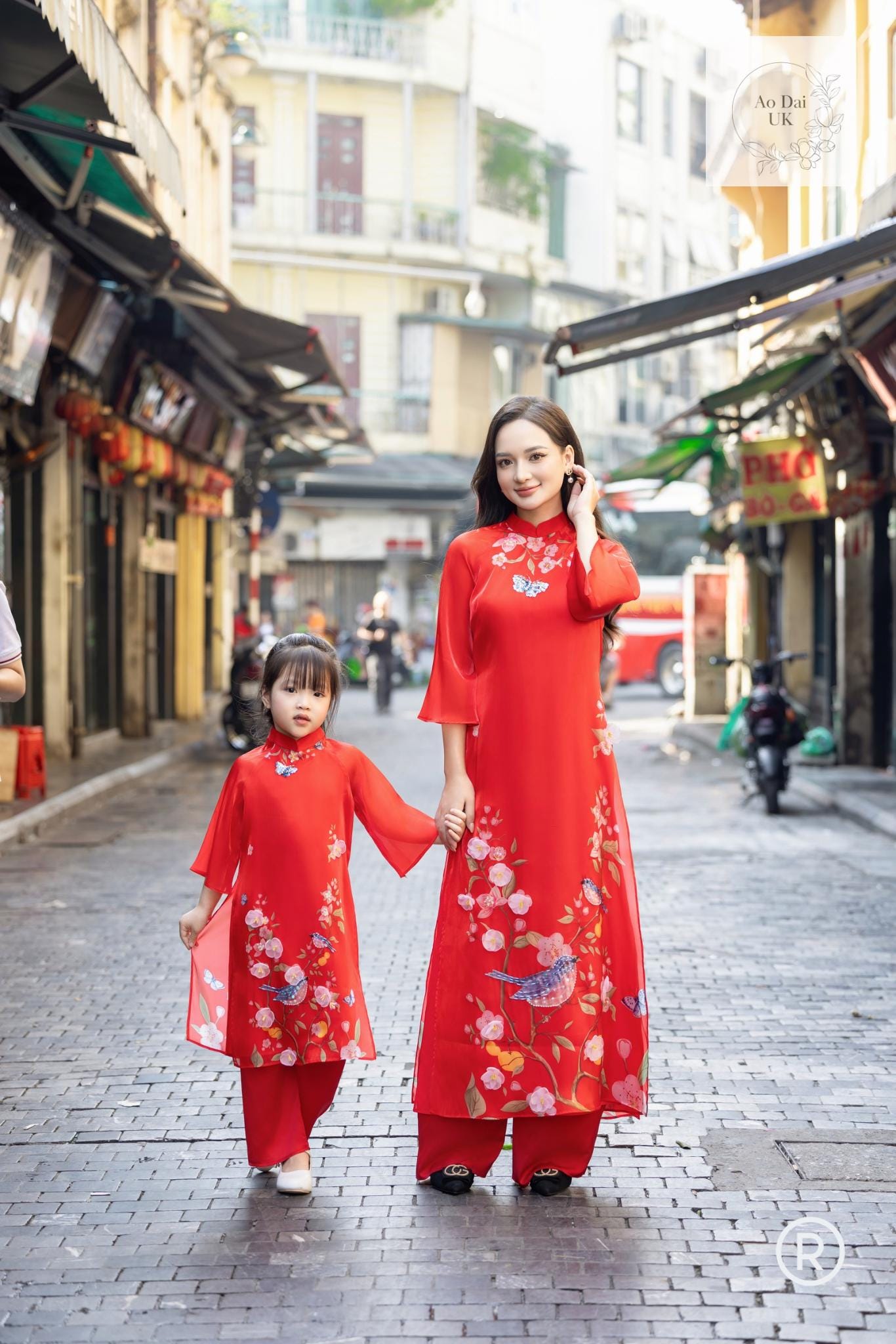 Women and kid matching áo dài- Ao dai cach tan