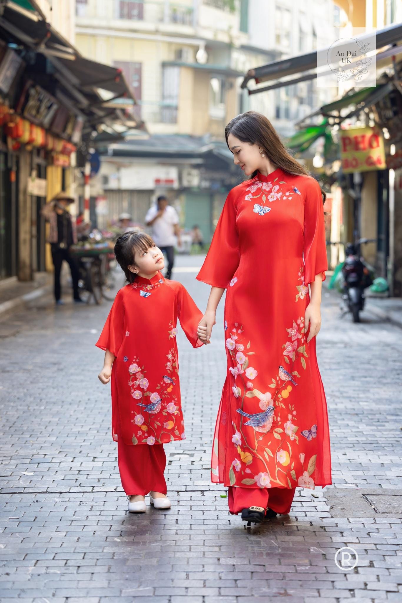 Women and kid matching áo dài- Ao dai cach tan