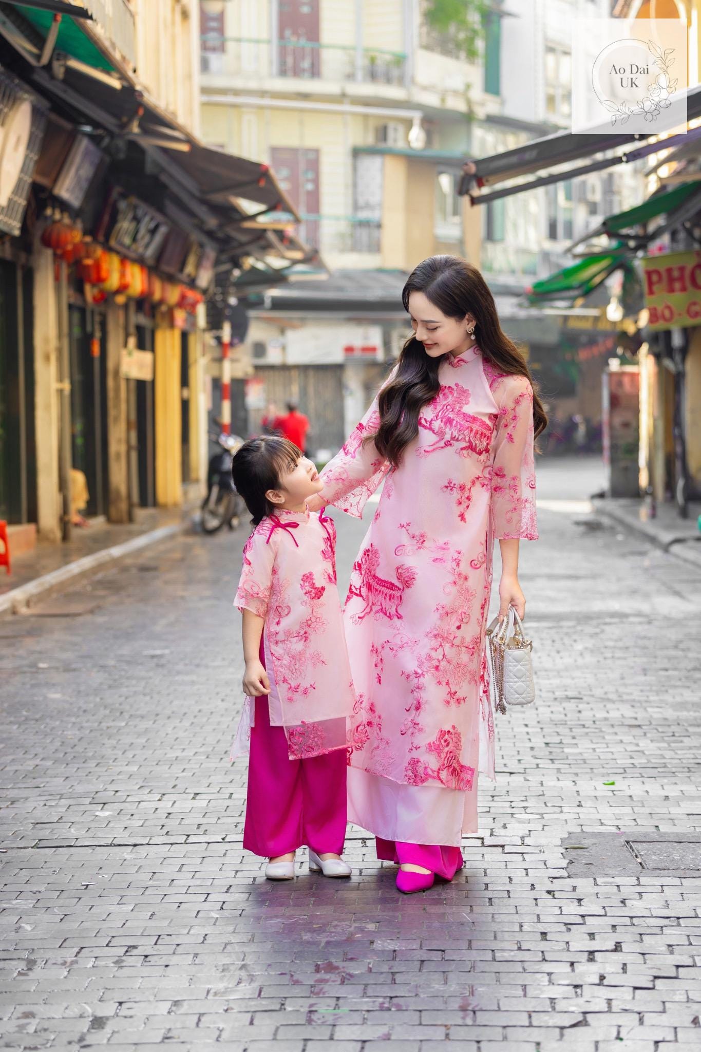 Women and kid matching áo dài- Ao dai cach tan