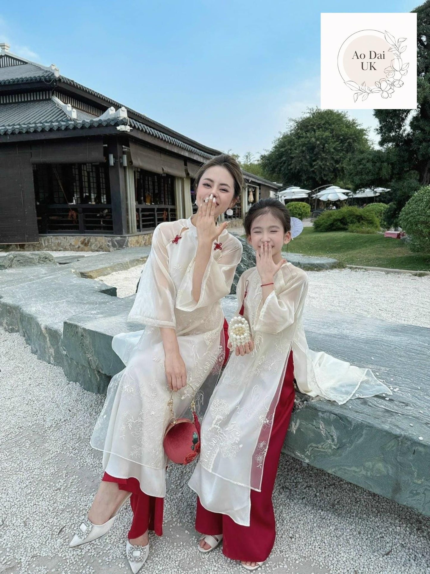 Women and kid matching áo dài- Ao dai cach tan