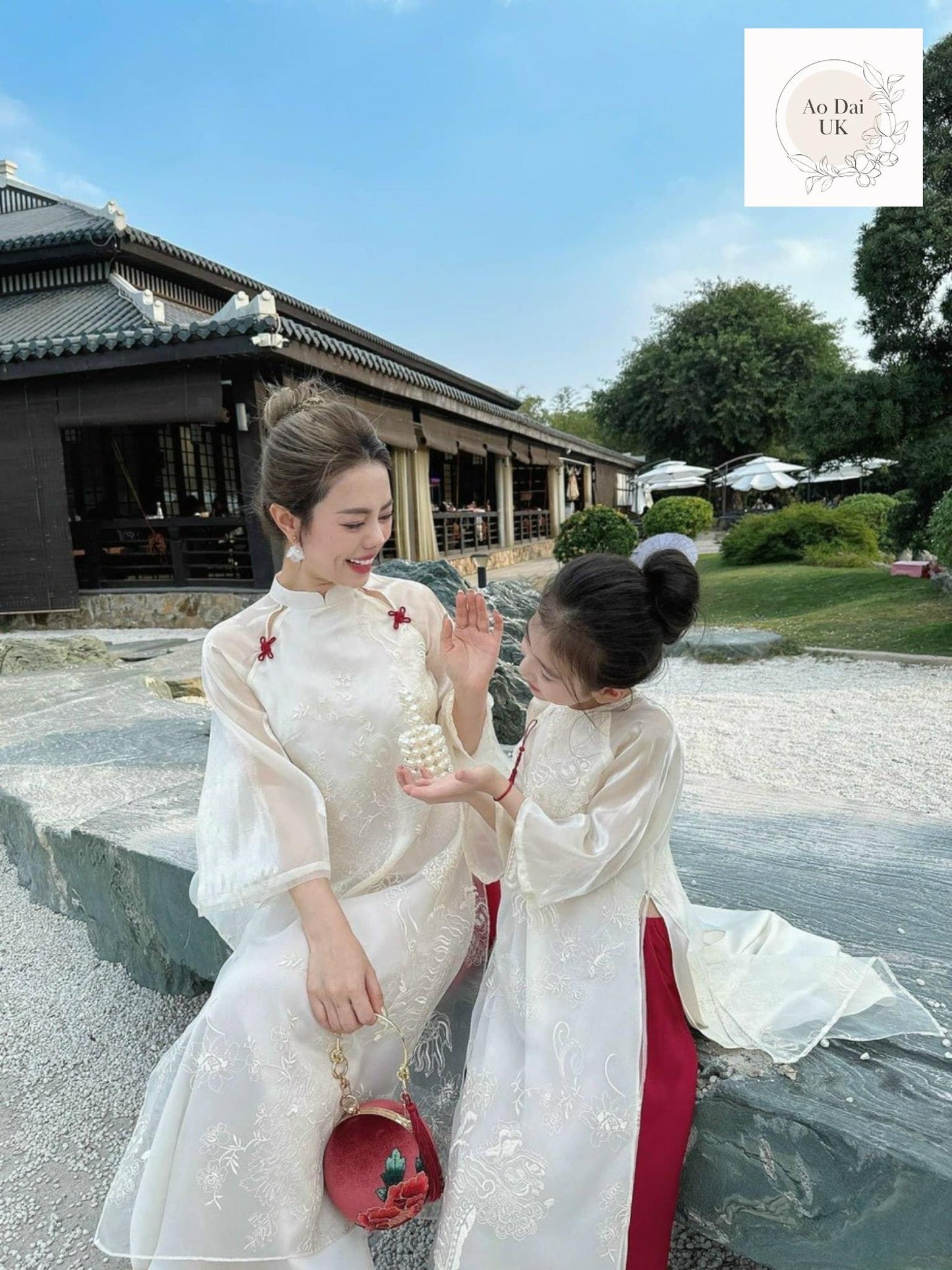 Women and kid matching áo dài- Ao dai cach tan