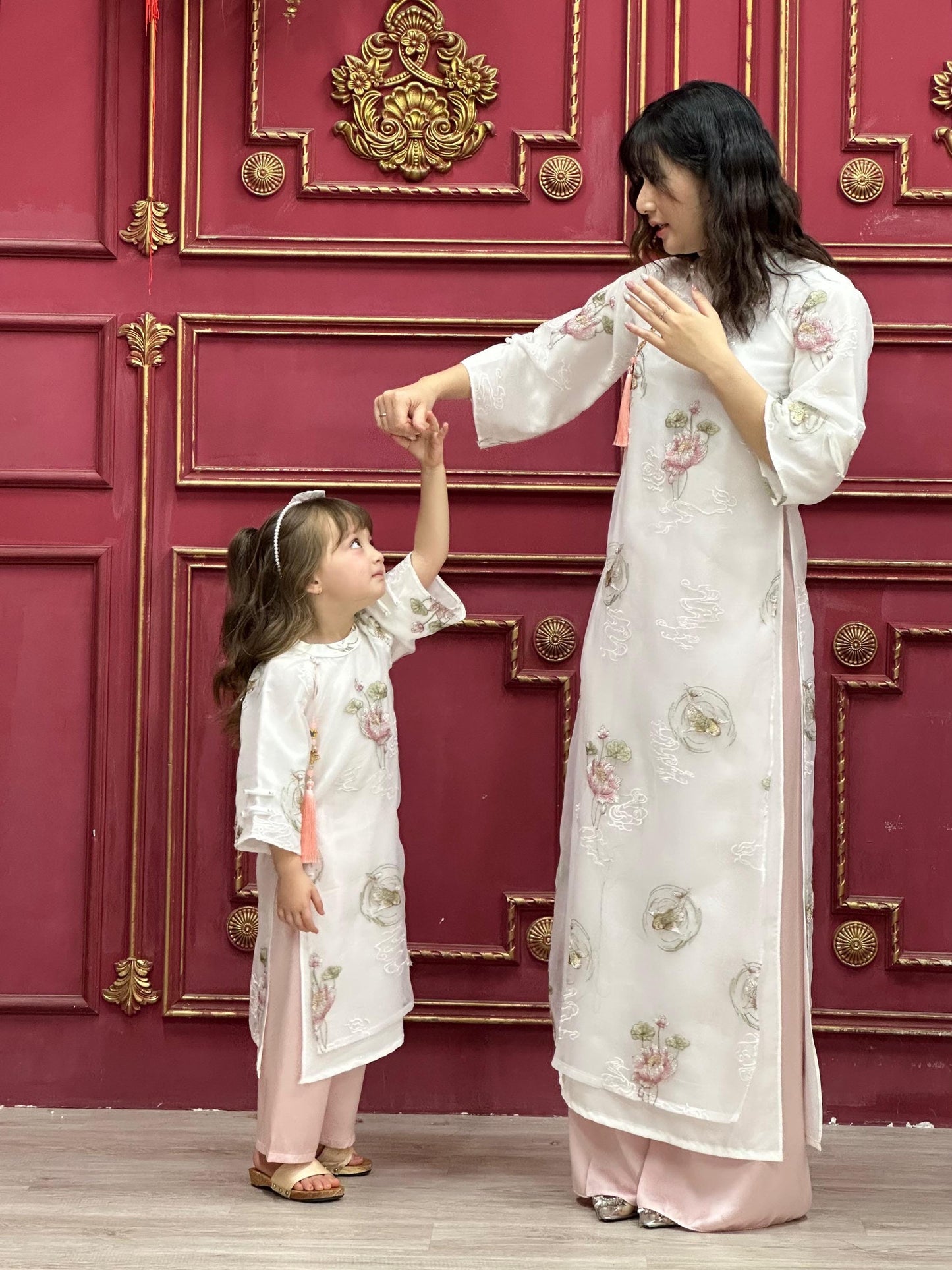 Women and kid matching áo dài- Ao dai cach tan