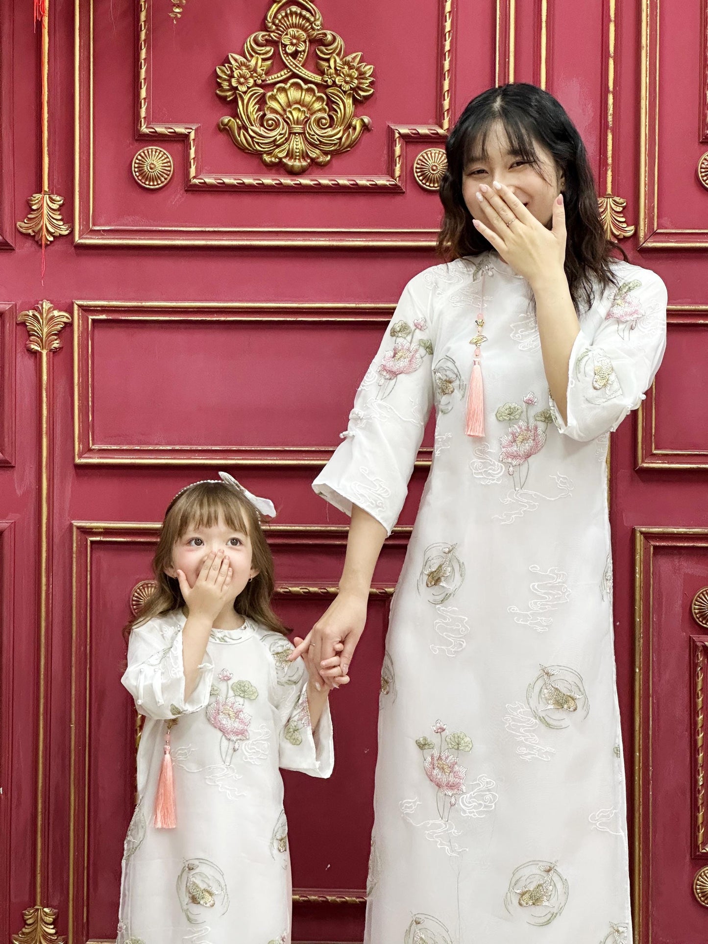 Women and kid matching áo dài- Ao dai cach tan