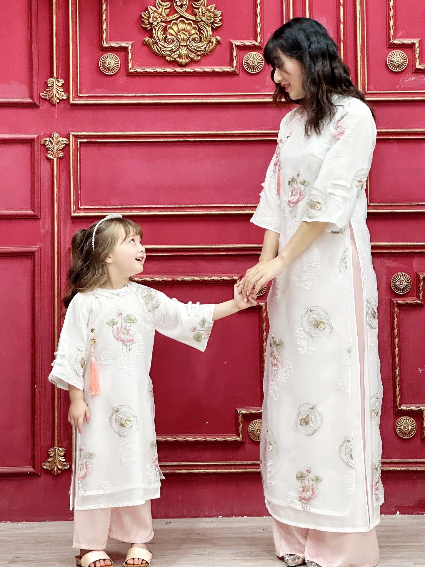 Women and kid matching áo dài- Ao dai cach tan